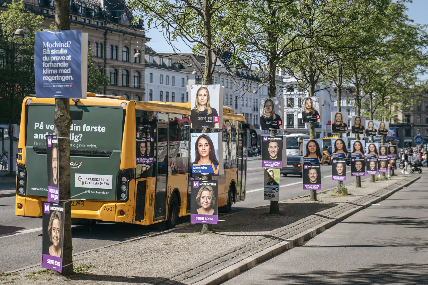 Valgplakater til det kommende regional- og kommunalvalg må opsættes fra 25. oktober klokken 12.00. På billedet ses plakater i København ved valget til EU-Parlamentet sidste år. (Arkivfoto).