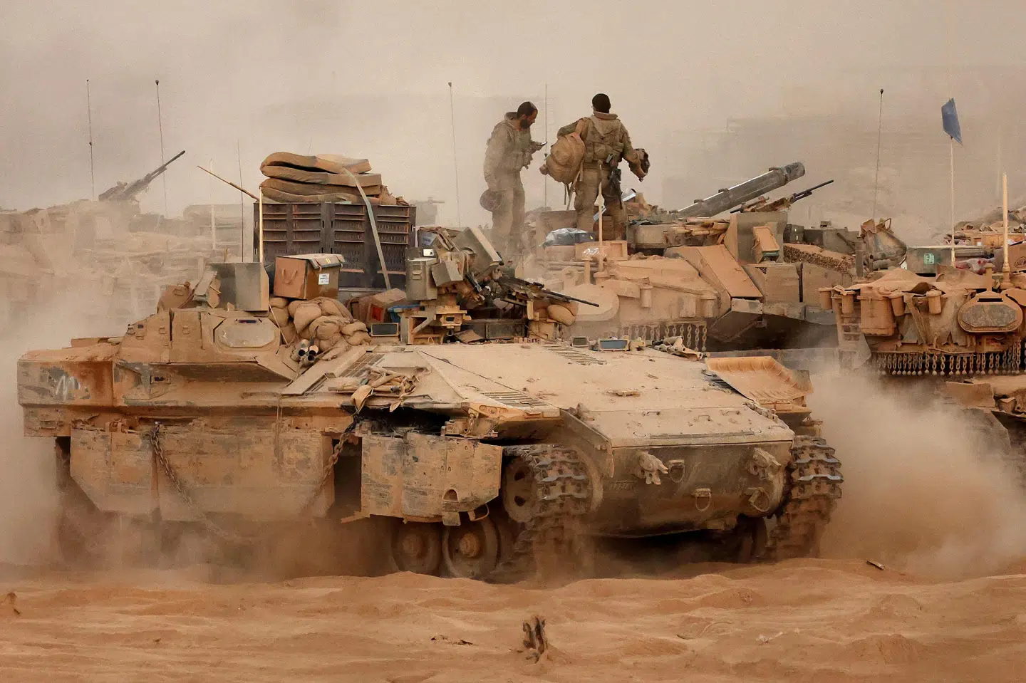 En israelsk kampvogn holder ved grænsen til Gaza, efter at israelske styrker er begyndt at trække sig tilbage i området. USA sender amerikanske soldater til Israel for at følge implementeringen af våbenhvilen.