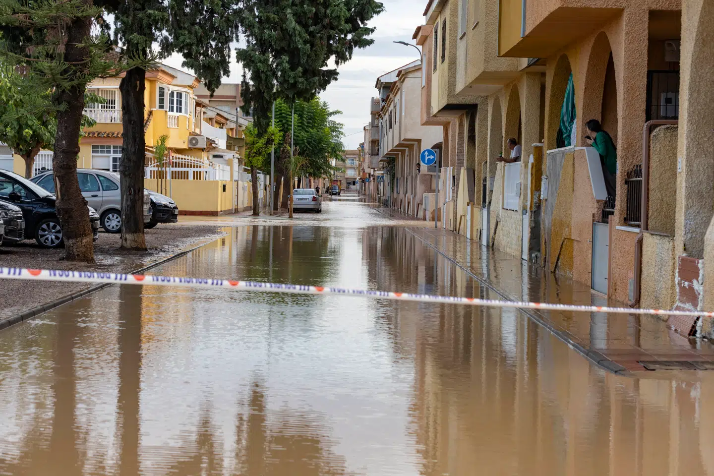 Gaderne i Los Alcazares i Murcia ses her oversvømmet.