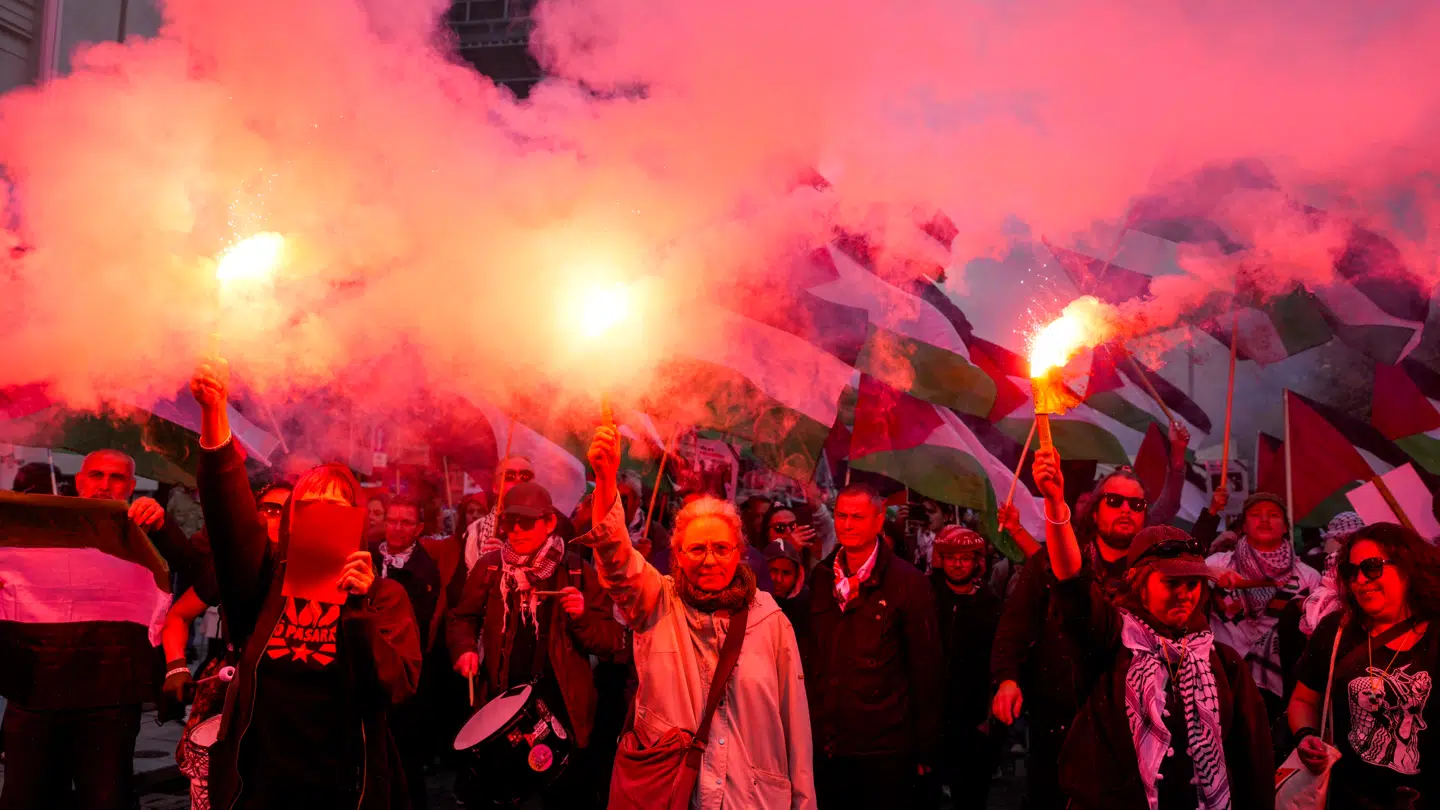 Det er Palæstinakomiteen i Norge, Aktionsgruppen for Palæstina og Norsk Folkehjelp, der står bag demonstrationen mod Israel ved Spikersuppa i det centrale Oslo. Demonstranterne vil efterfølgende marcherer mod Ullevaal Stadion, hvor der også vil blive afholdt en mindehøjtidelighed.