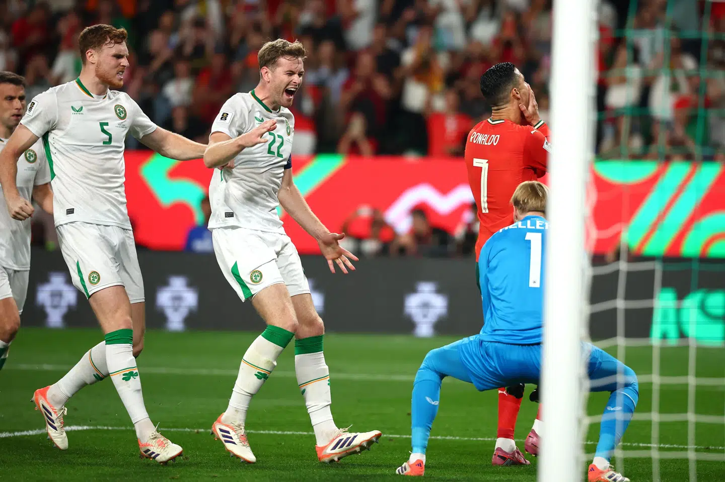 Irere tiljubler Caoimhin Kelleher for at redde Cristiano Ronaldos straffespark.