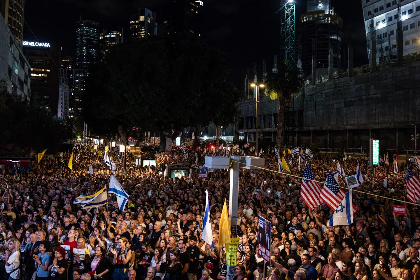 Mange samlede sig lørdag aften i Tel den israelske by Tel Aviv - dagen efter, at en våbenhvile mellem Israel og Hamas trådte i kraft.