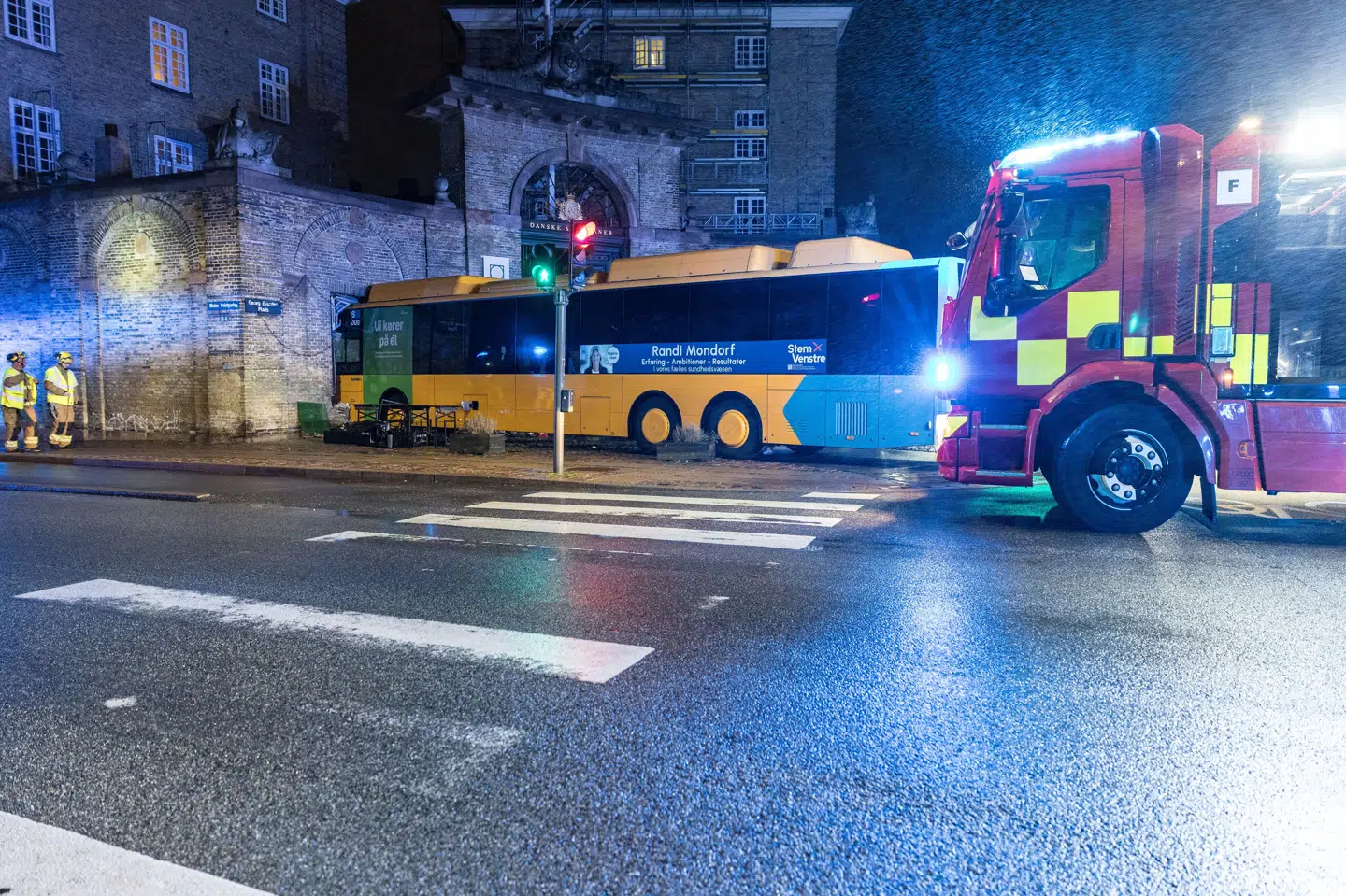 En bus har påkørt en bygning i krydset Øster Voldgade og Sølvgade i København.