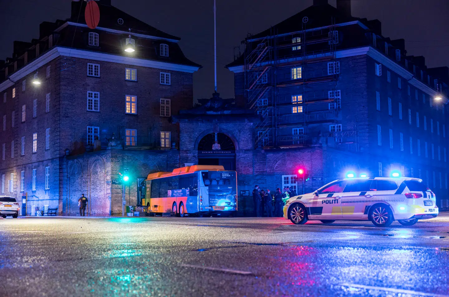 En bus har søndag morgen påkørt en bygning i krydset Øster Voldgade og Sølvgade i København.