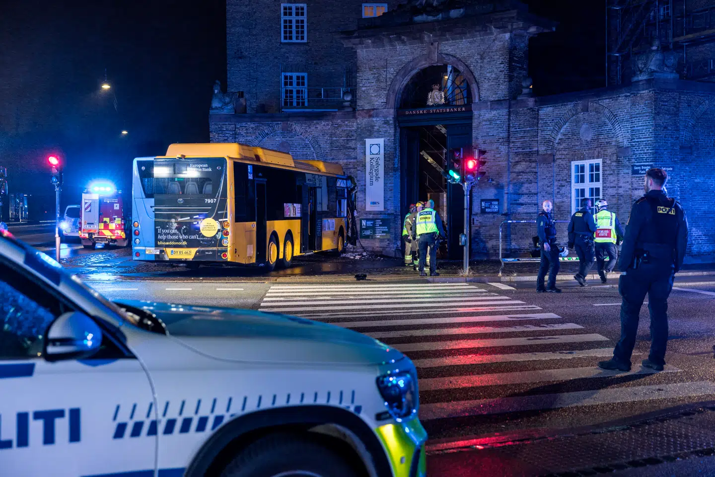 En bus har søndag morgen påkørt en bygning i krydset Øster Voldgade og Sølvgade i København.