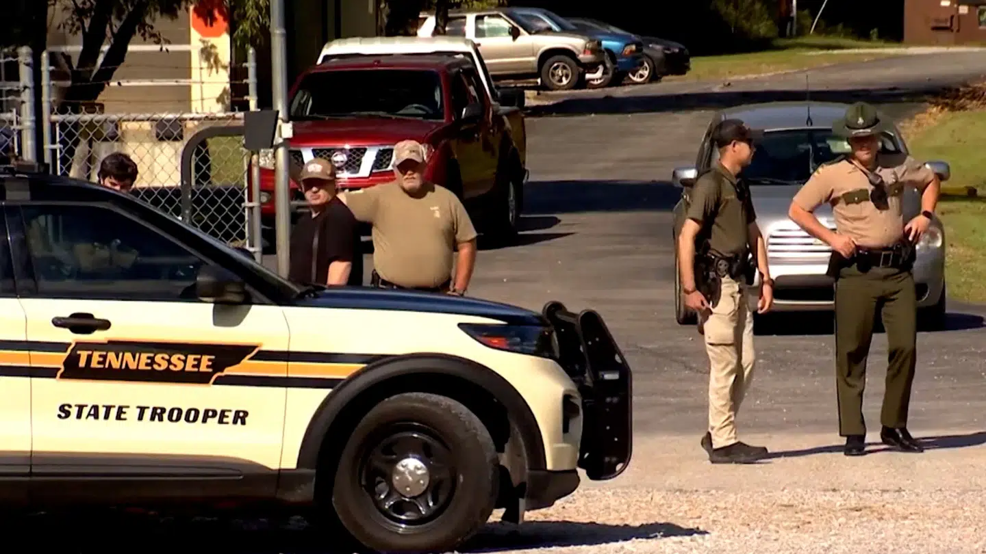 Politi og redningspersonale var massivt til stede, da der fredag var en voldsom eksplosion ved en sprængstoffer i den amerikanske delstat Tennessee.