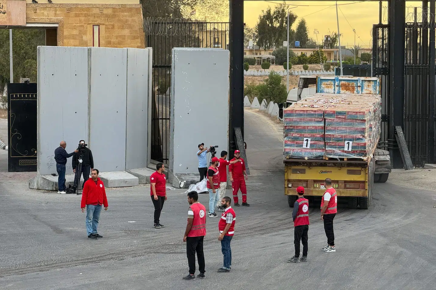 En nødhjælpslastbil ved Rafah-grænsen mellem Egypten og Gaza afventer godkendelse til indkørsel med nødhjælp søndag morgen.