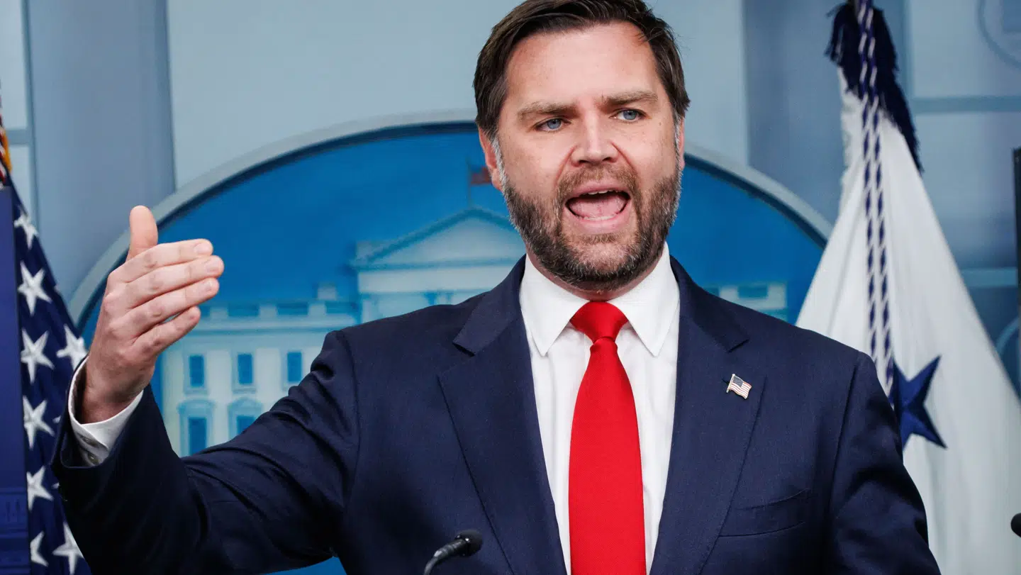 J.D. Vance taler til pressen.