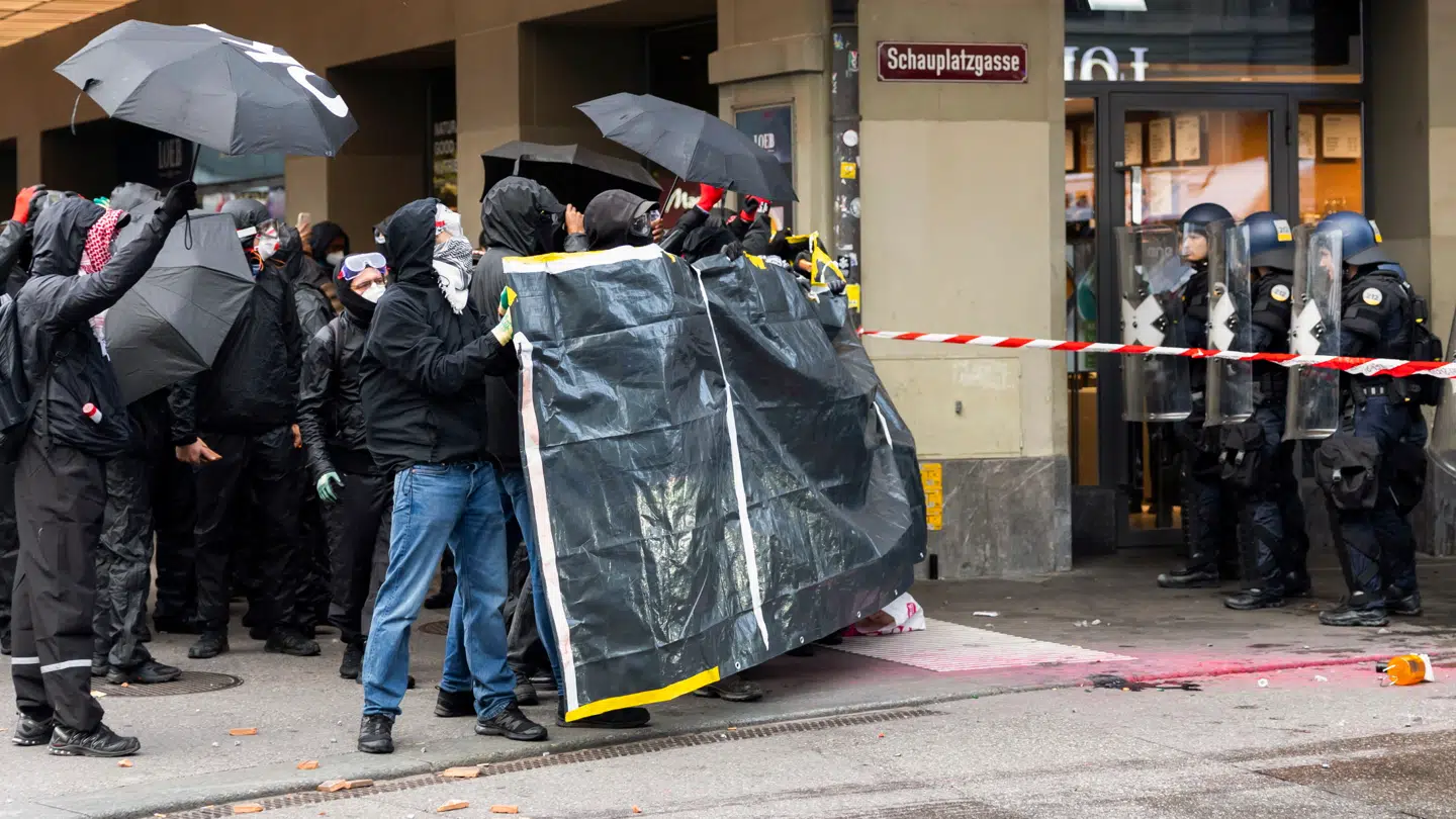 18 politifolk og adskillige civile er såret i optøjerne.