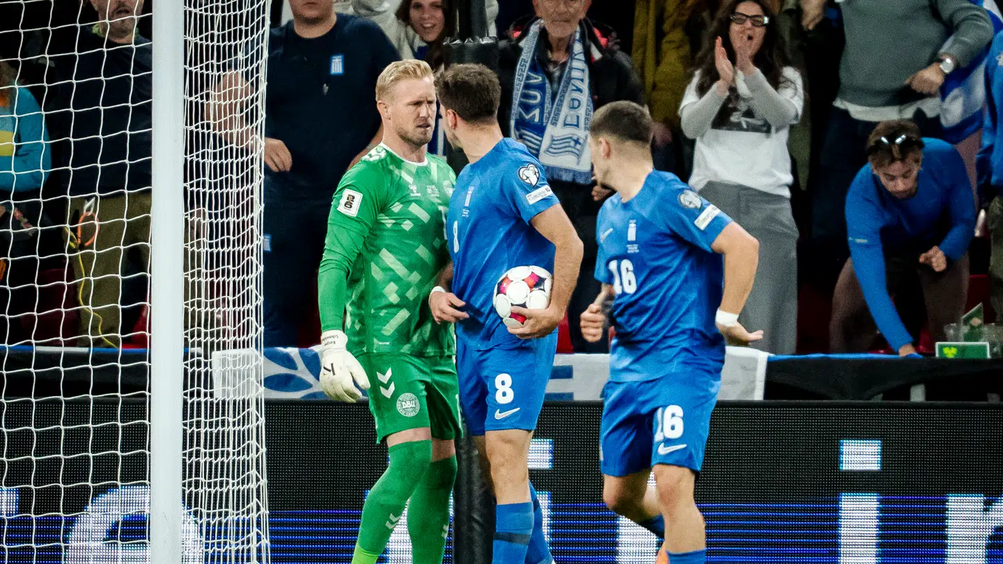 Danmarks Kasper Schmeichel prøver at få fat i bolden da Grækenland har scoret til 3-1 under VM-kvalifikationskampen mellem Danmark og Grækenland i Parken i København søndag den 12. oktober 2025.. (Foto: Mads Claus Rasmussen/Ritzau Scanpix)
