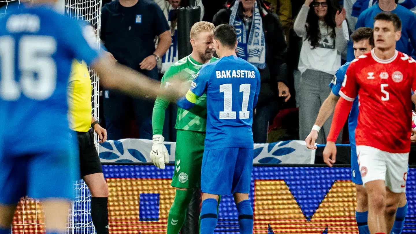 Danmarks Kasper Schmeichel prøver at få fat i bolden da Grækenland har scoret til 3-1 under VM-kvalifikationskampen mellem Danmark og Grækenland i Parken i København søndag den 12. oktober 2025.. (Foto: Mads Claus Rasmussen/Ritzau Scanpix)