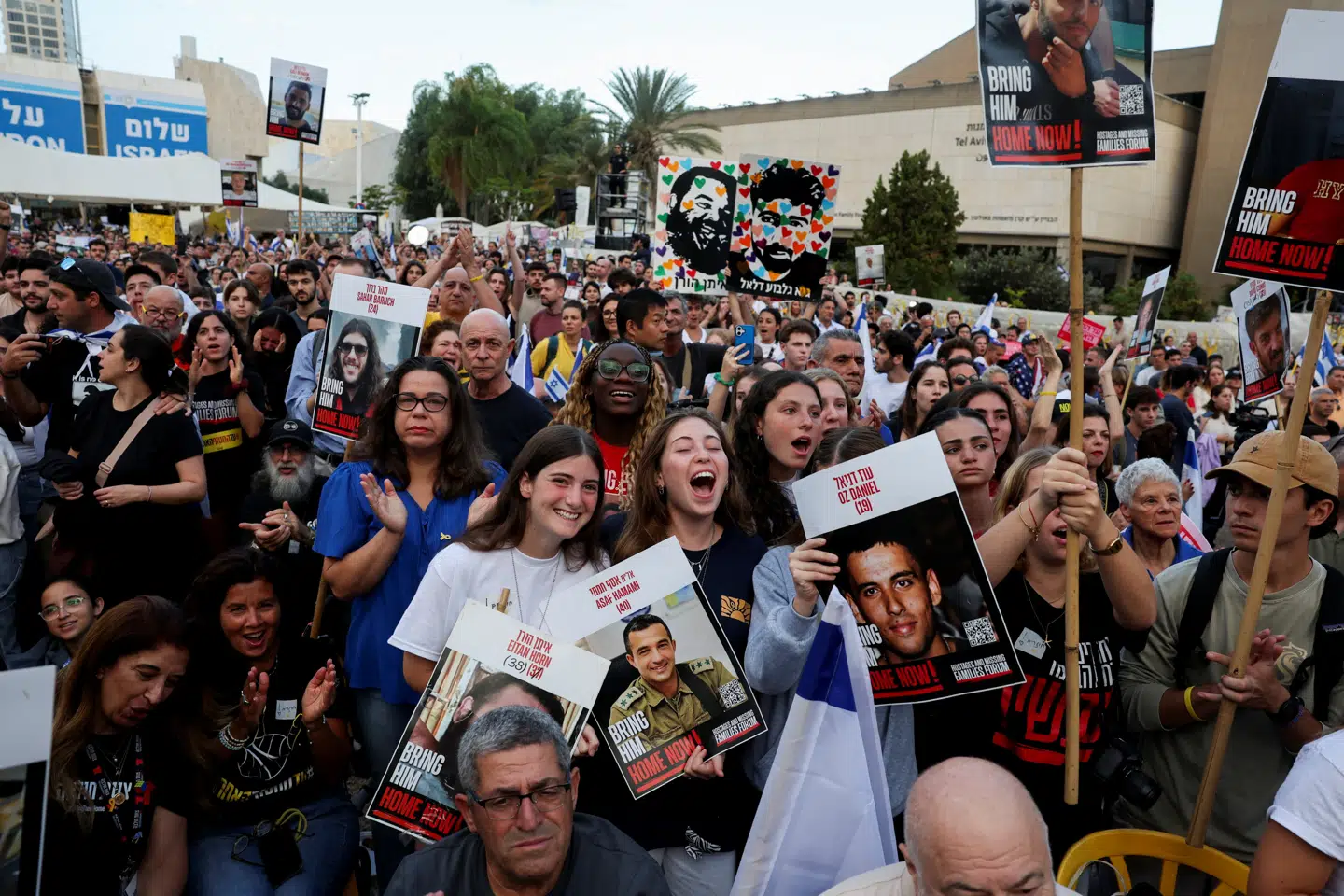 Mange israelere har taget plads på gidselpladsen i Tel Aviv.