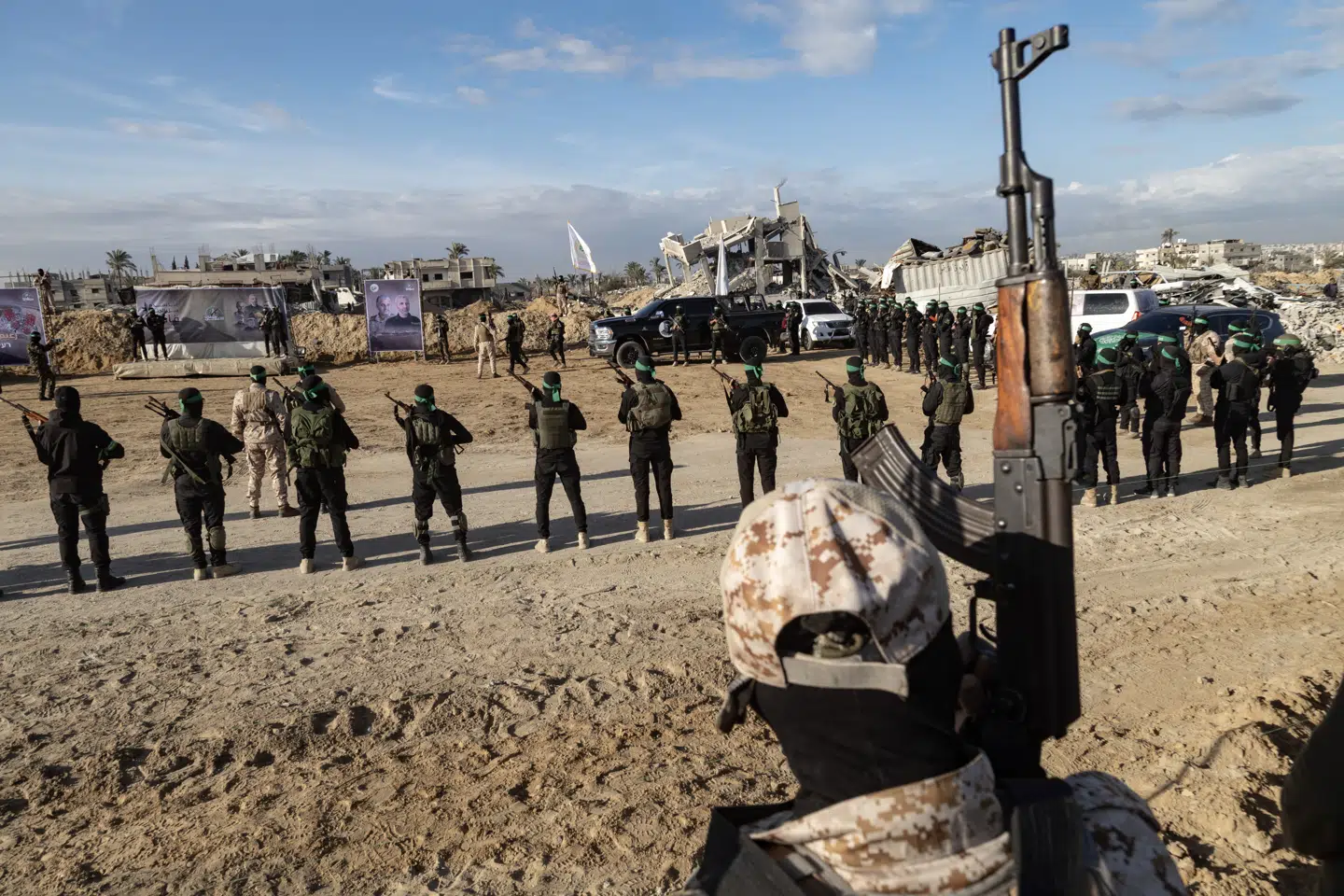 Tilbage i februar 2025 samledes en gruppe af Hamas-soldater i forbindelse med frigivelsen af to israelske gidsler.