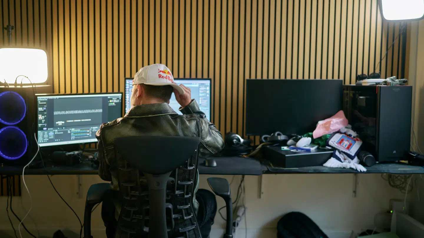 Rasmus Søndergaard på sin arbejdsplads hjemme i lejligheden.