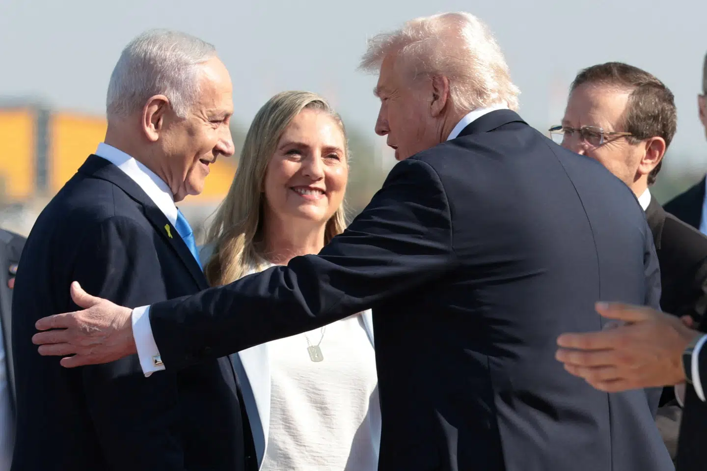 USA's præsident, Donald Trump, er ankommet til Israel og hilser på den israelske premierminister, Benjamin Netanyahu.