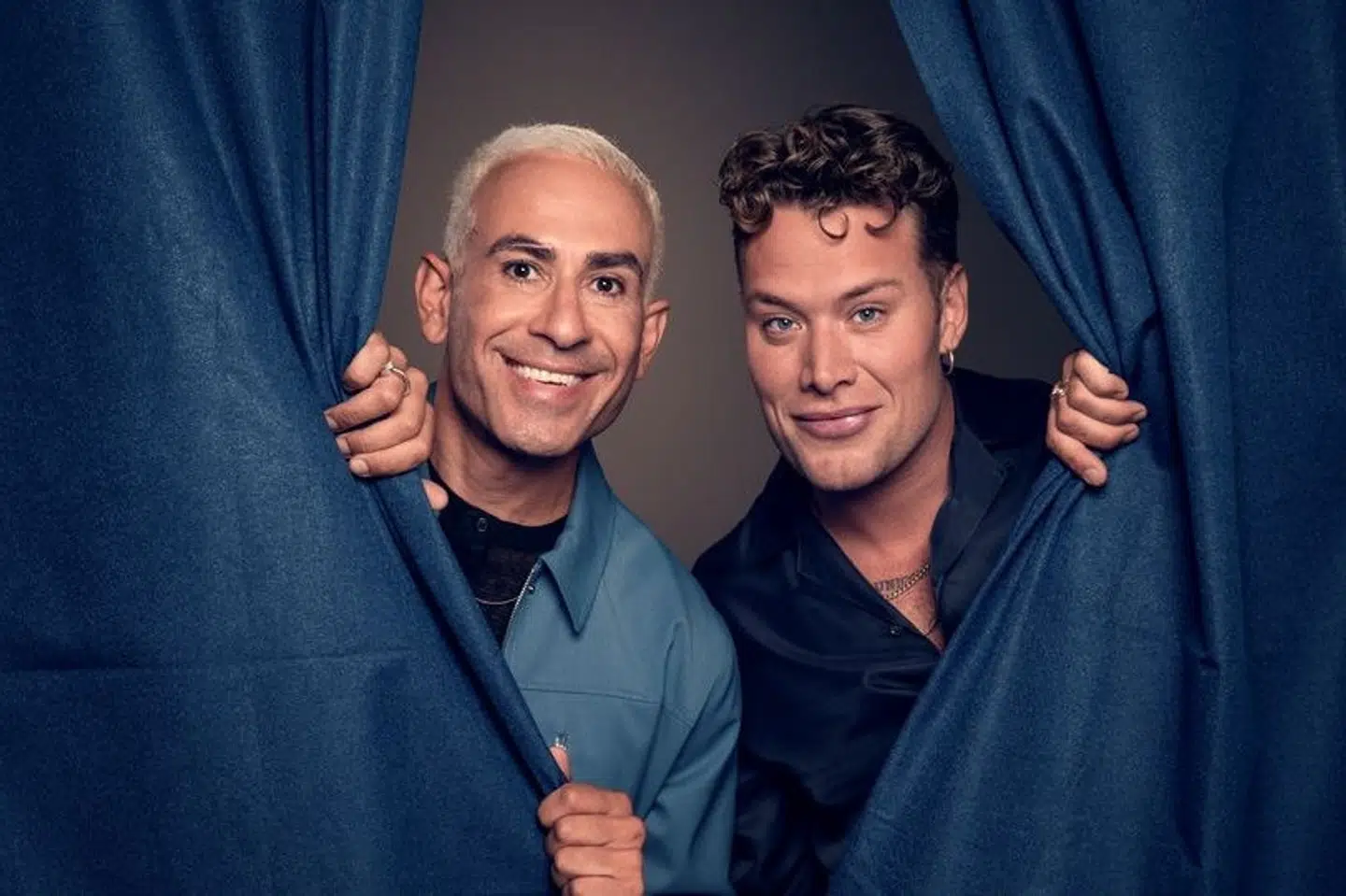 Abdel Aziz Mahmoud (til venstre, red.) stopper som vært "Go' aften live" for at hellige sig kulturmagasinet "Insider", som han laver sammen med Nicklas Bøhm (til højre, red.). (PR-foto).