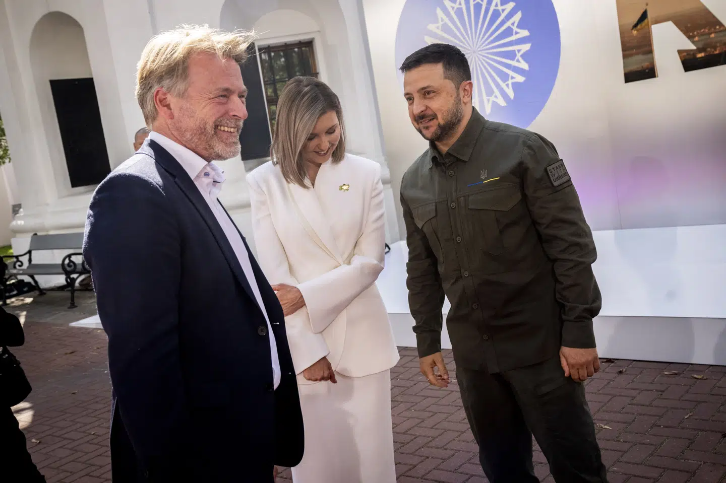 Statsminister Mette Frederiksens (S) mand, Bo Tengberg (til venstre), har flere gange mødt Ukraines præsidentpar, Volodymyr Zelenskyj og Olena Zelenska. Tengberg er nu i gang med et filmprojekt, hvor Zelenskyj indgår, skriver Ekstra Bladet. (Arkivfoto).