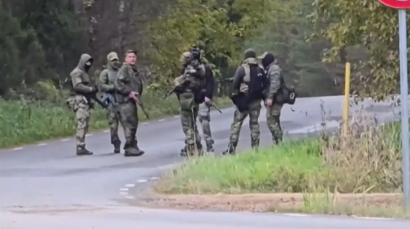 De syv bevæbnede og camouflerede mænd ved den estiske grænse.