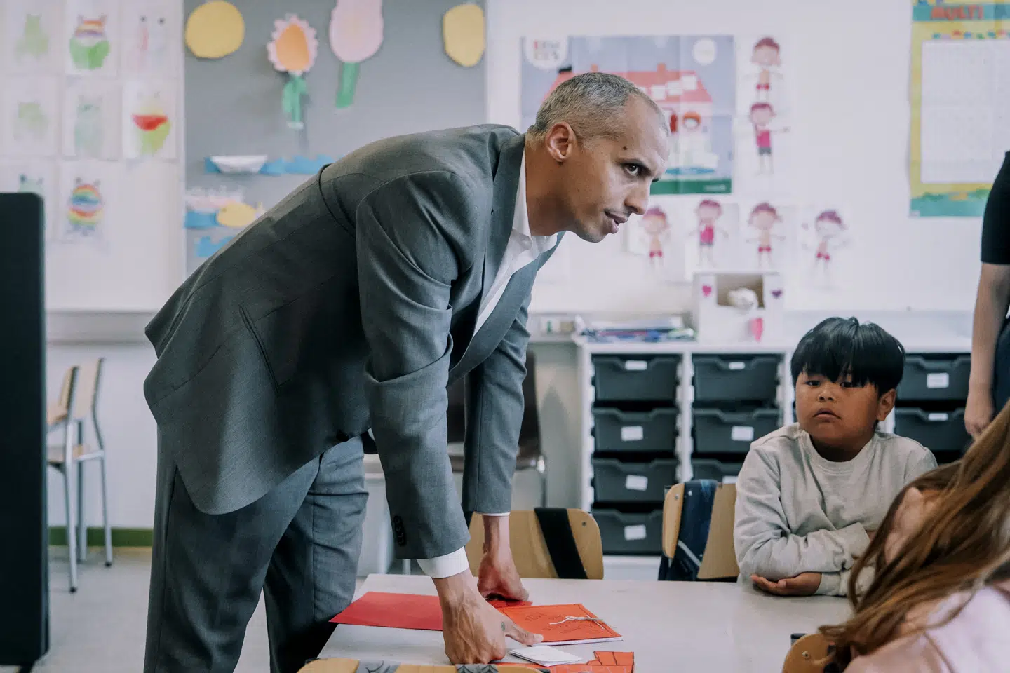 Folkeskolen fortjener ikke letkøbte stikpiller. Den kræver seriøs politisk vilje og ærlig debat, skriver undervisningsminister Mattias Tesfaye (S) som svar på kritik fra lærer og folketingskandidat for De Konservative, Tobias Bennedsen. Her besøger Tesfaye institutioner i Brøndby og Rødovre.