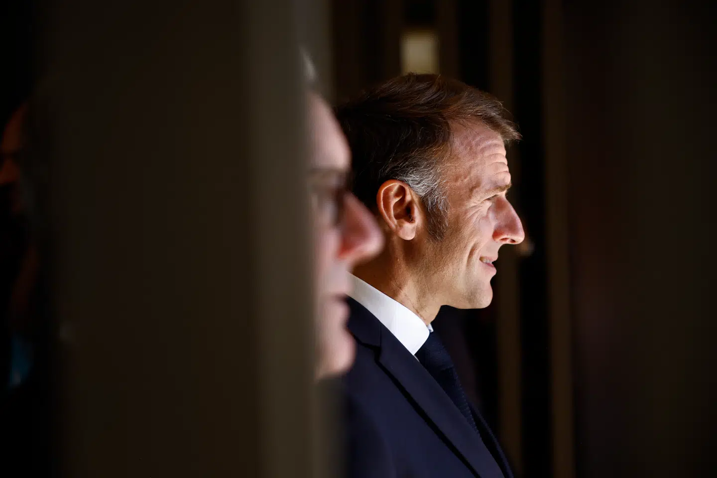 Frankrigs præsident, Emmanuel Macron, holdt gode miner til om ikke slet så i hvert fald højrisikabelt spil, mens han trods krisen i sit hjemland deltog i mandagens internationale topmøde i Egypten. Her ses han sammen med den britiske premierminister, Keir Starmer.