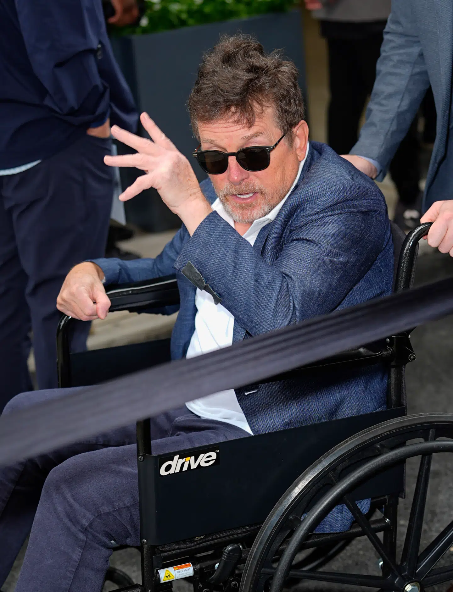 Skuespilleren Michael J. Fox har længe levet med Parkinson, og nu er hans sygdom så fremskreden, at han frygter at dø ved at »falde og smadre hovedet«. Derfor sidder han næsten udelukkende i kørestol og afholder sig fra at gå.