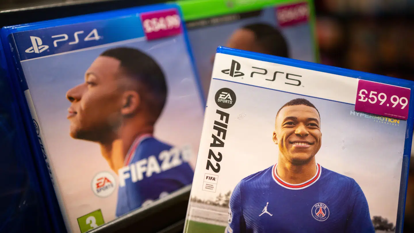 Thomas Bense retter kritikken mod EA's brug af mikrotransaktioner i spillet, som han synes tenderer til gambling.