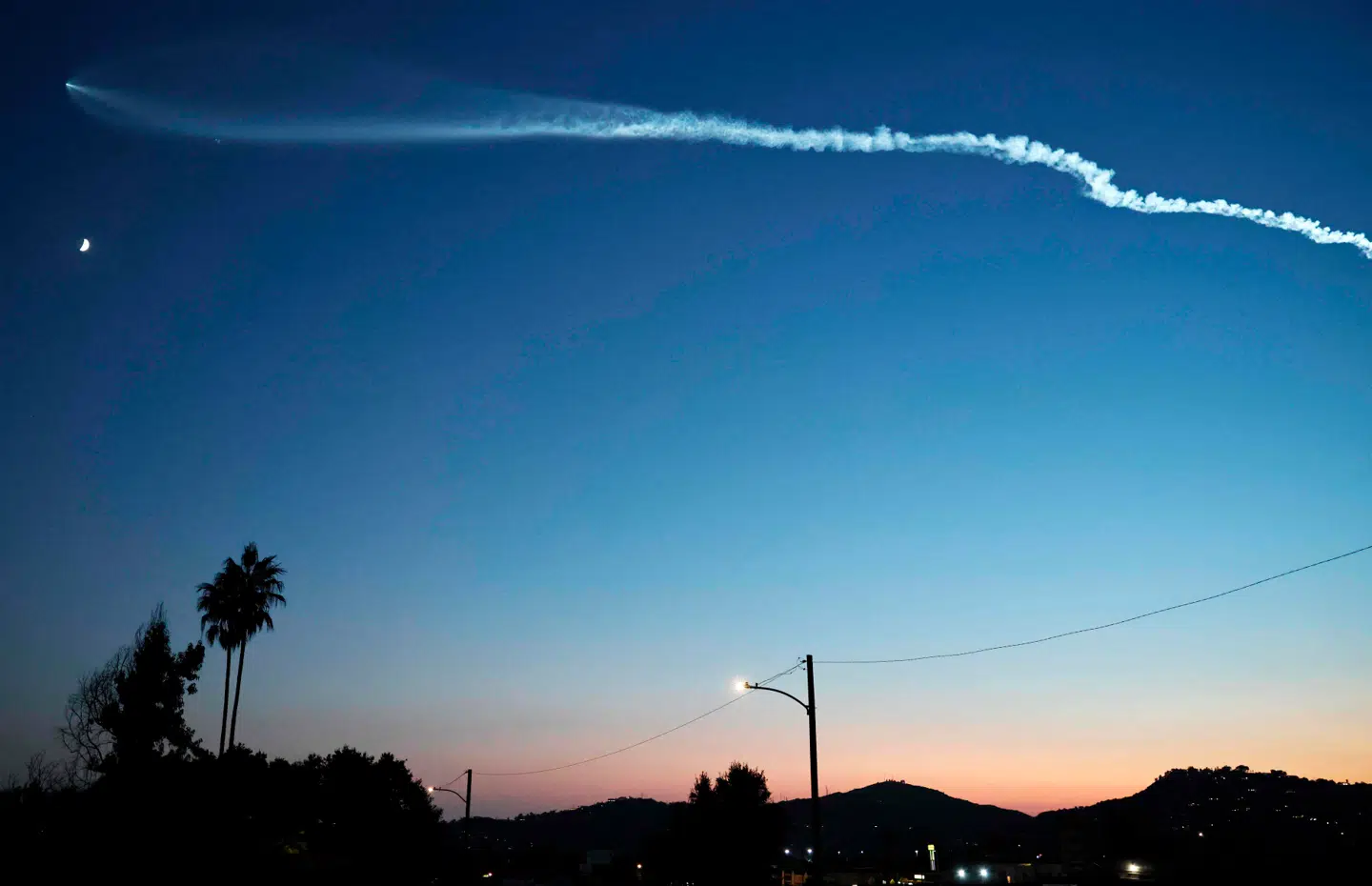 Opsendelse fra Californien af Falcon 9-raket med Starship-satellitter. Elon Musks kæmpemæssige sværme af satellitter kan potentielt rokke ved atmosfærens hårfine balance, når de brænder op efter brug.