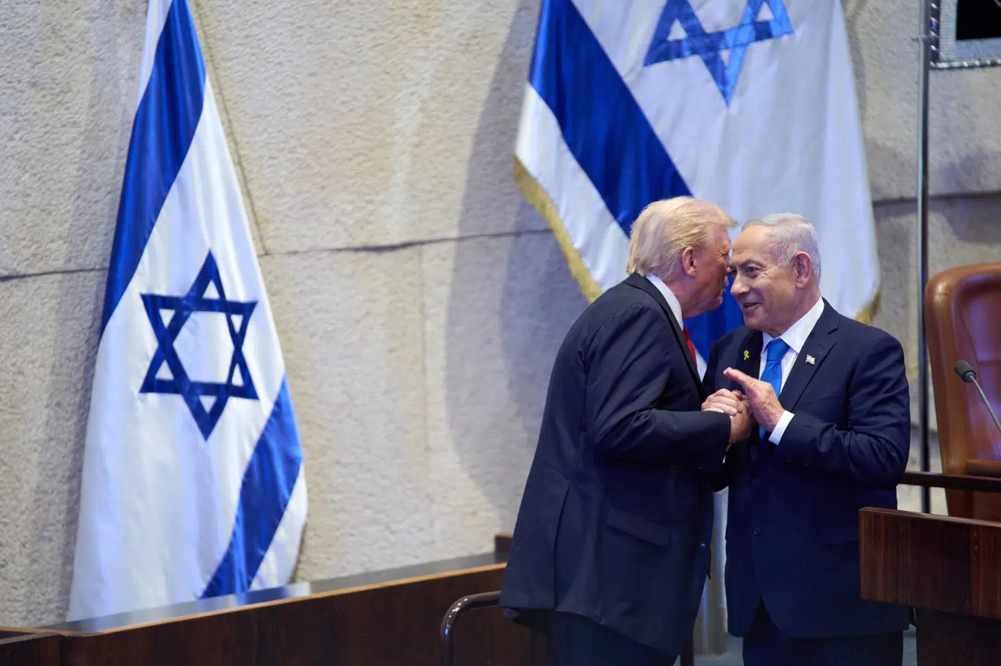 USA's præsident, Donald Trump, taler med Israels premierminister, Benjamin Netanyahu, i det israelske parlament, Knesset, den 13. oktober.