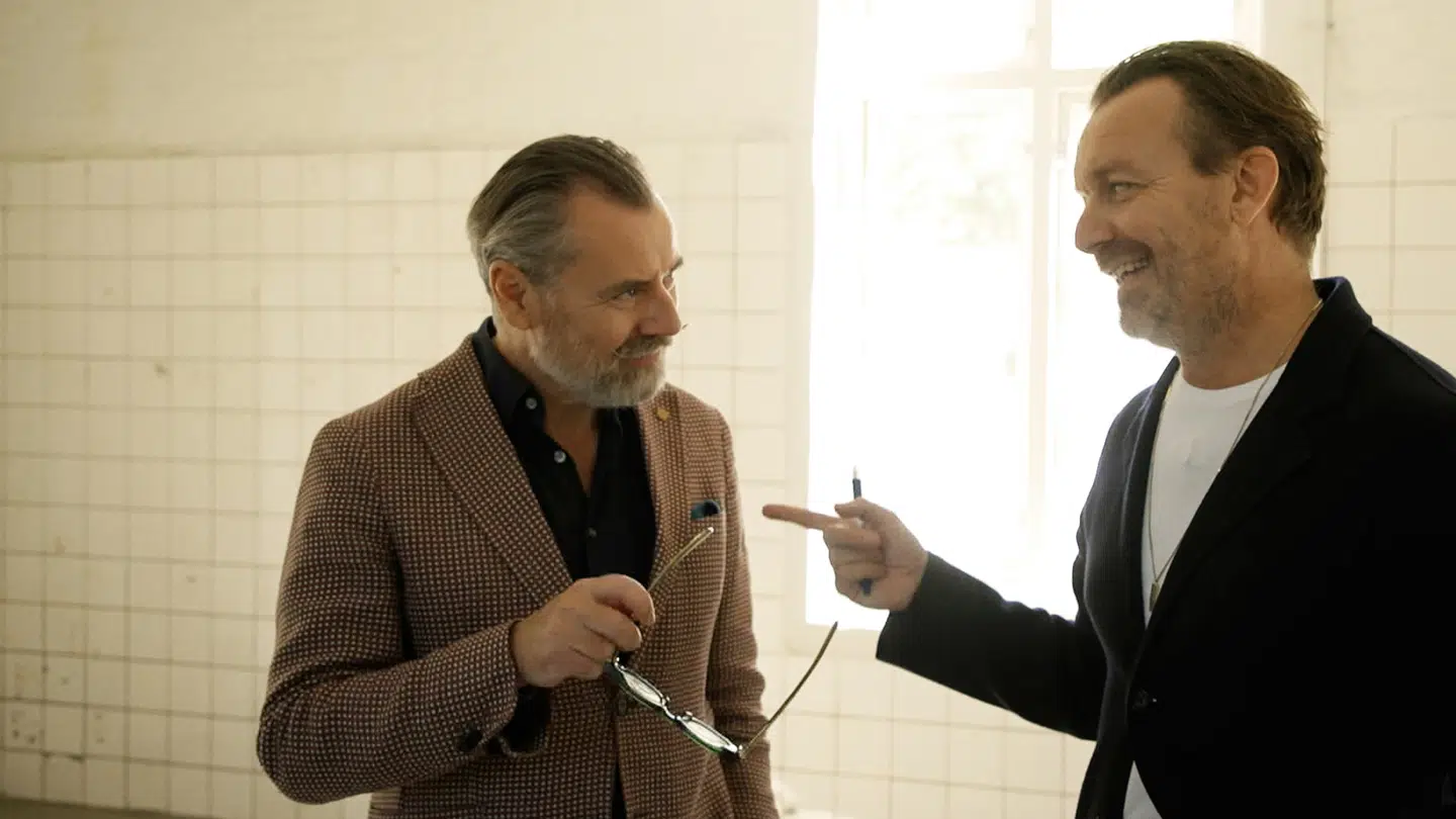 I TV 2-programmet 'Fra 1-værelses til strandvejsvilla' tester designer Rasmus Larsson og ejendomsmægler Lars Elbæk, om det kan lade sig gøre at investere sig hele vejen fra en lille lejlighed til en strandvejsvilla.