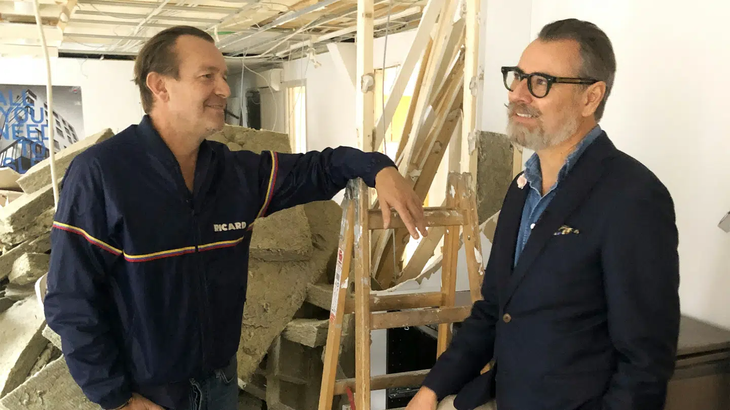 I TV 2-programmet 'Fra 1-værelses til strandvejsvilla' tester designer Rasmus Larsson og ejendomsmægler Lars Elbæk, om det kan lade sig gøre at investere sig hele vejen fra en lille lejlighed til en strandvejsvilla.