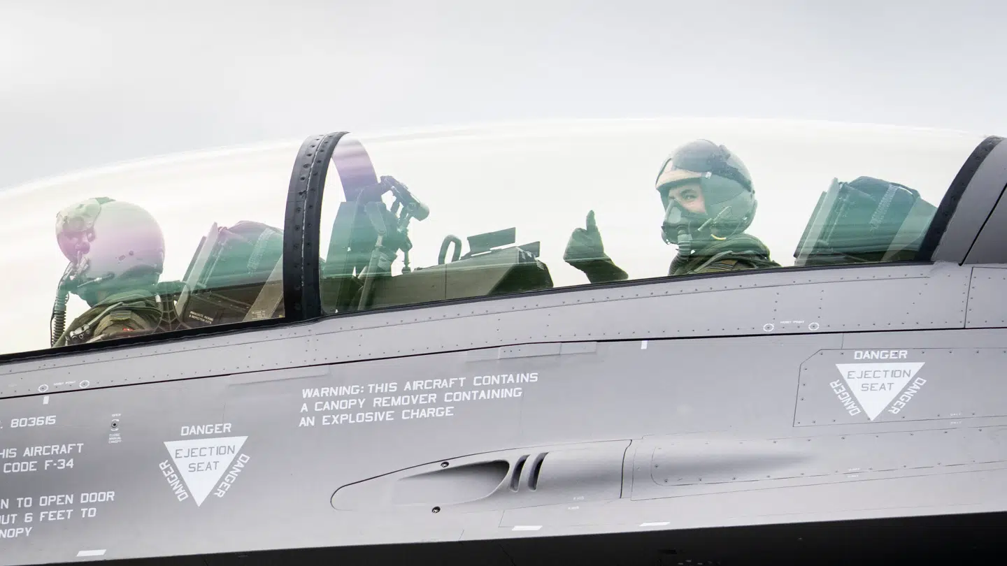 Her ses Kronprinsen i fuld udrustning klar til afgang med F-16-flyet.