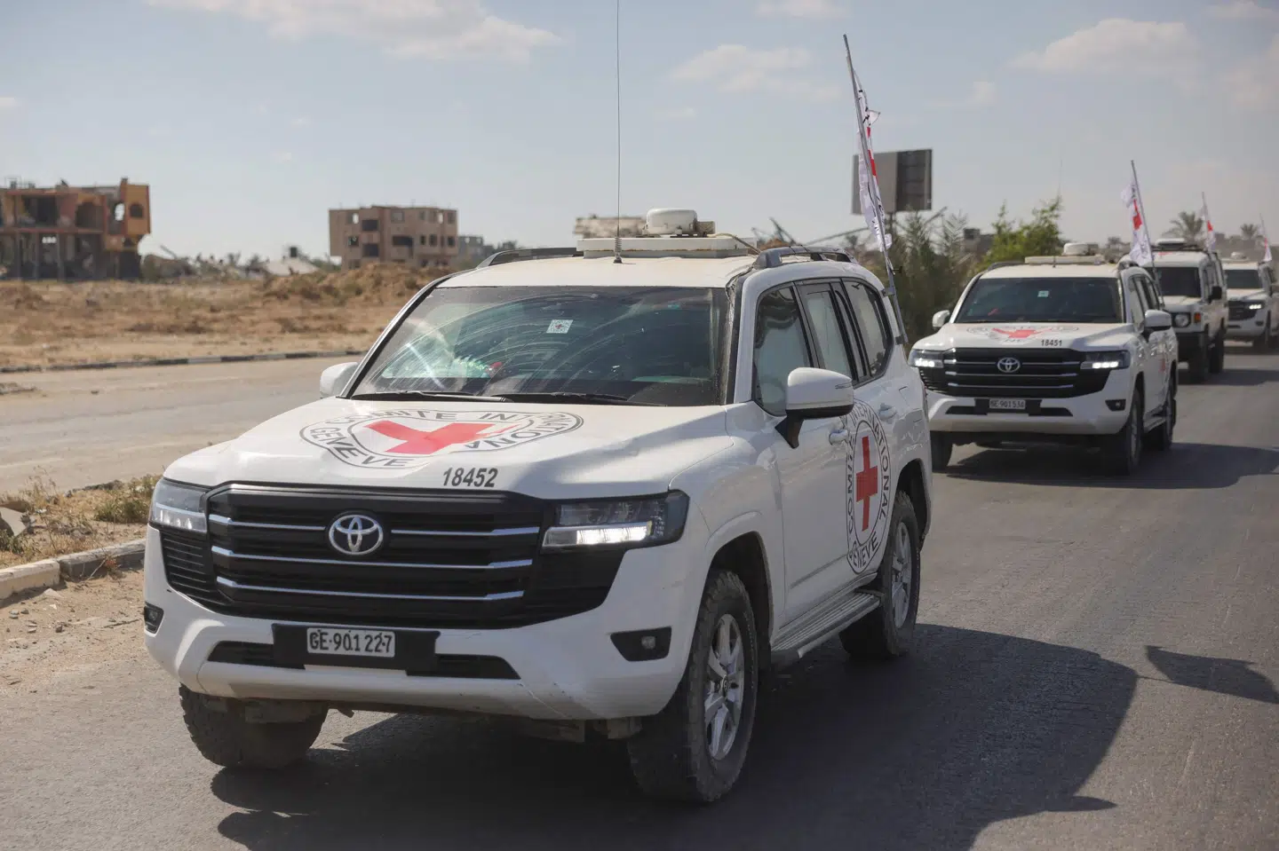 Tidligere mandag blev flere levende gidsler ligeledes udleveret til Røde Kors. Nu er to døde gidsler også blevet overdraget til nødhjælpsorganisationen.