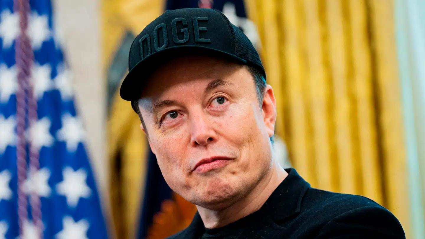 Tommy Robinson hævder, at Elon Musk betaler hans retssag.