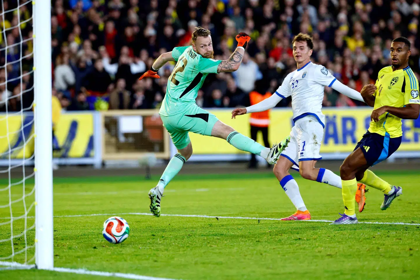 Fisnik Asllani lægger bolden forbi Viktor Johansson i Sveriges mål og sikrer Kosovo en stor sejr og tilføjer Sverige en stor fiasko.