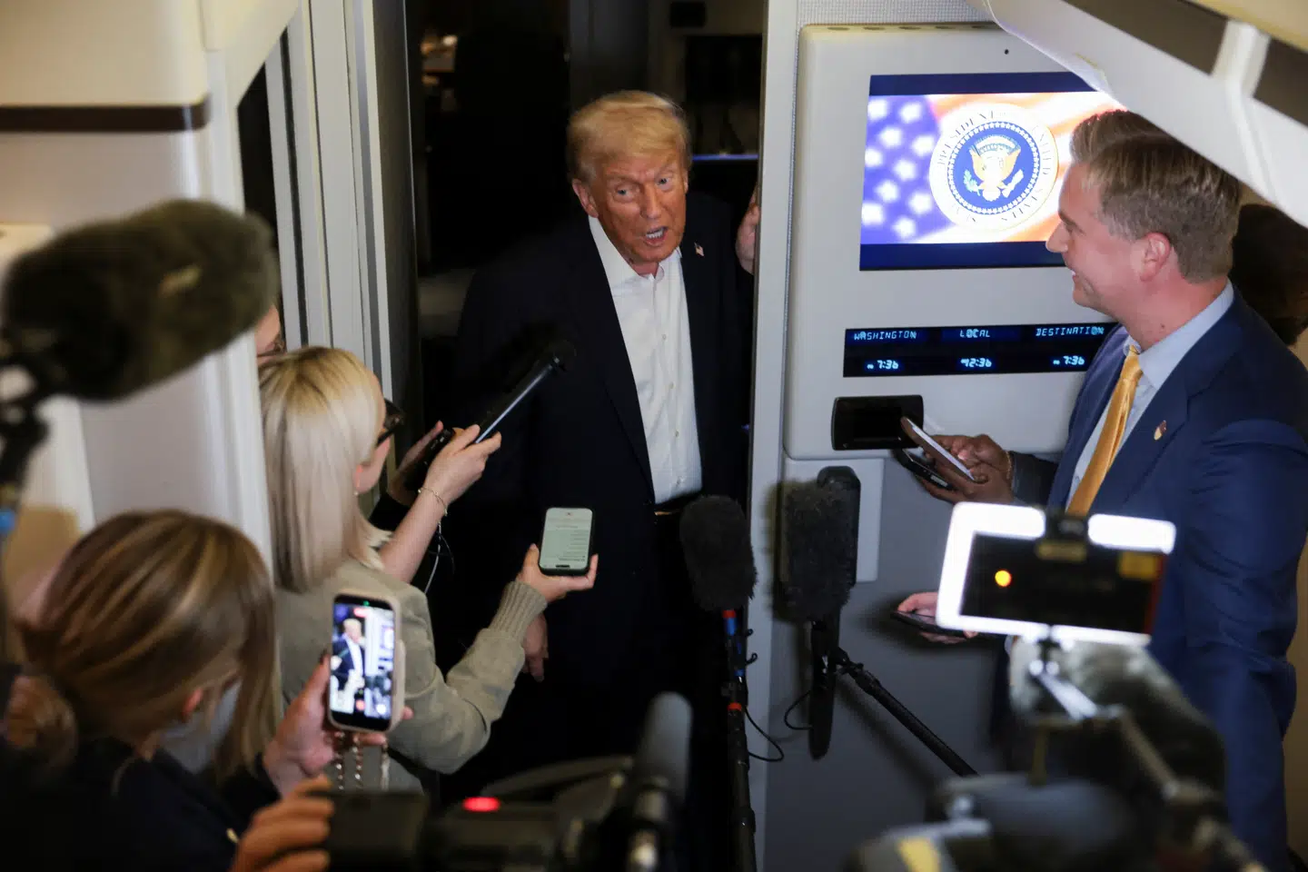 Donald Trump ses her tale med pressen om bord på Air Force One.