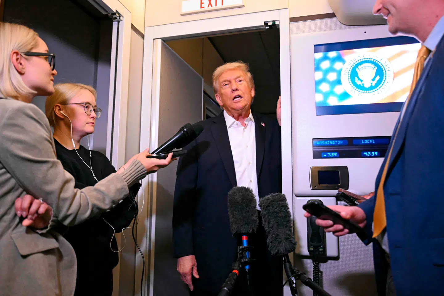 Donald Trump ses her om bord på Air Force One, der har retning mod USA.