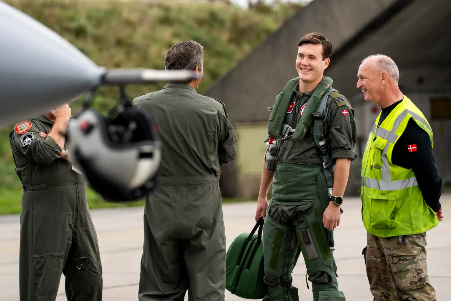 Kronprins Christian ses her før turen i F-16-flyet.