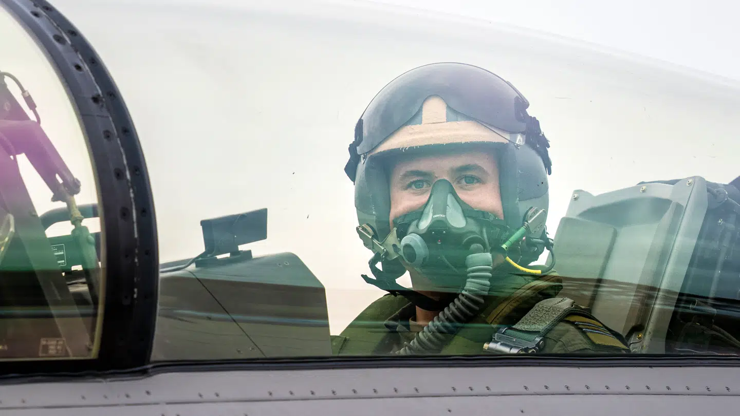 Kronprins Christian ses her flyve med om bord på et F-16-fly fra Skrydstrup Kaserne mandag.