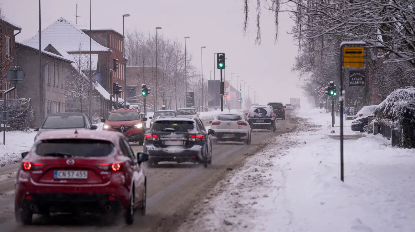 Fremover må du ikke længere køre med sommerdæk i sne, is, sjap eller frost.