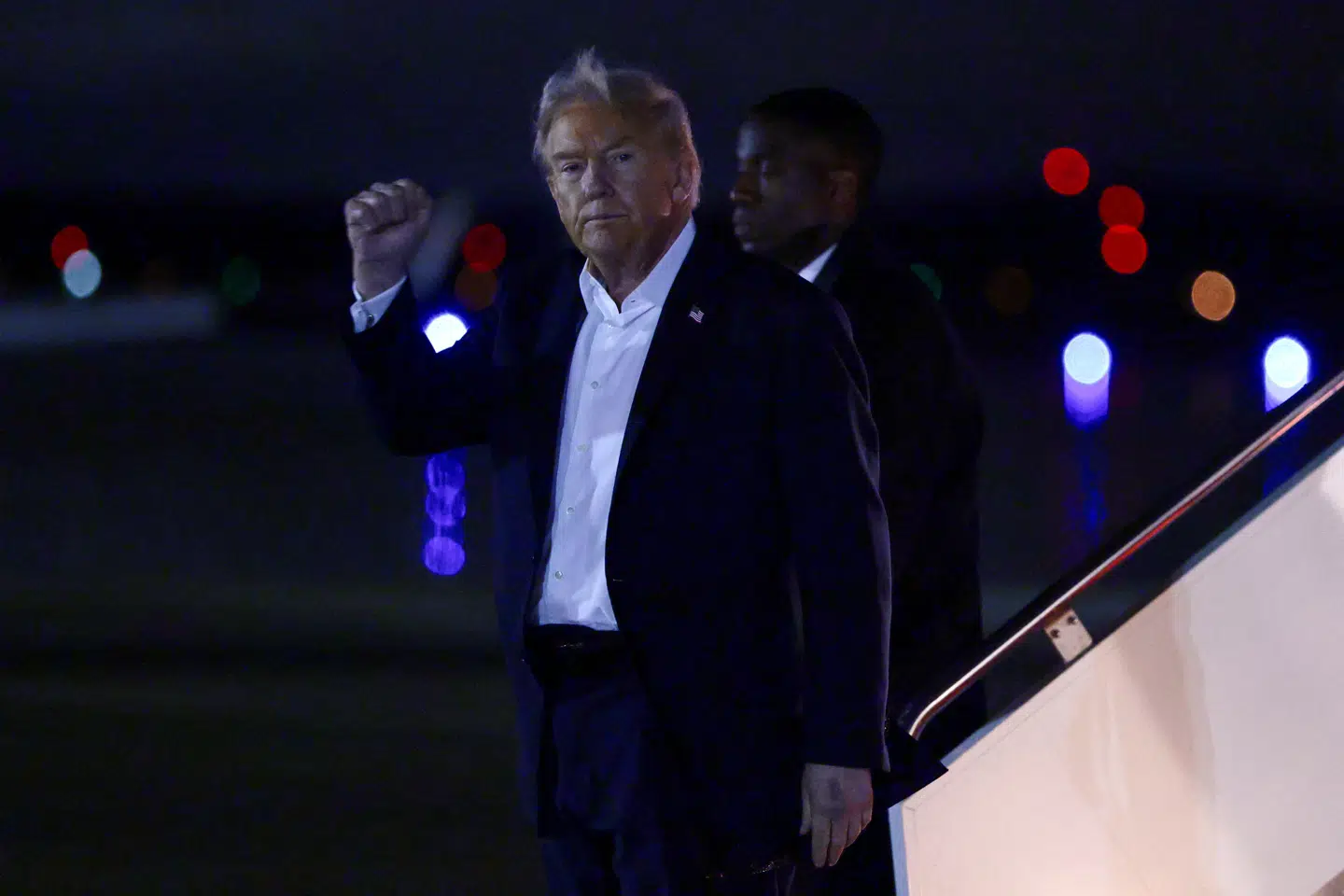 Donald Trump ses her stige ud af Air Force One tirsdag morgen dansk tid – natten til tirsdag lokal tid.