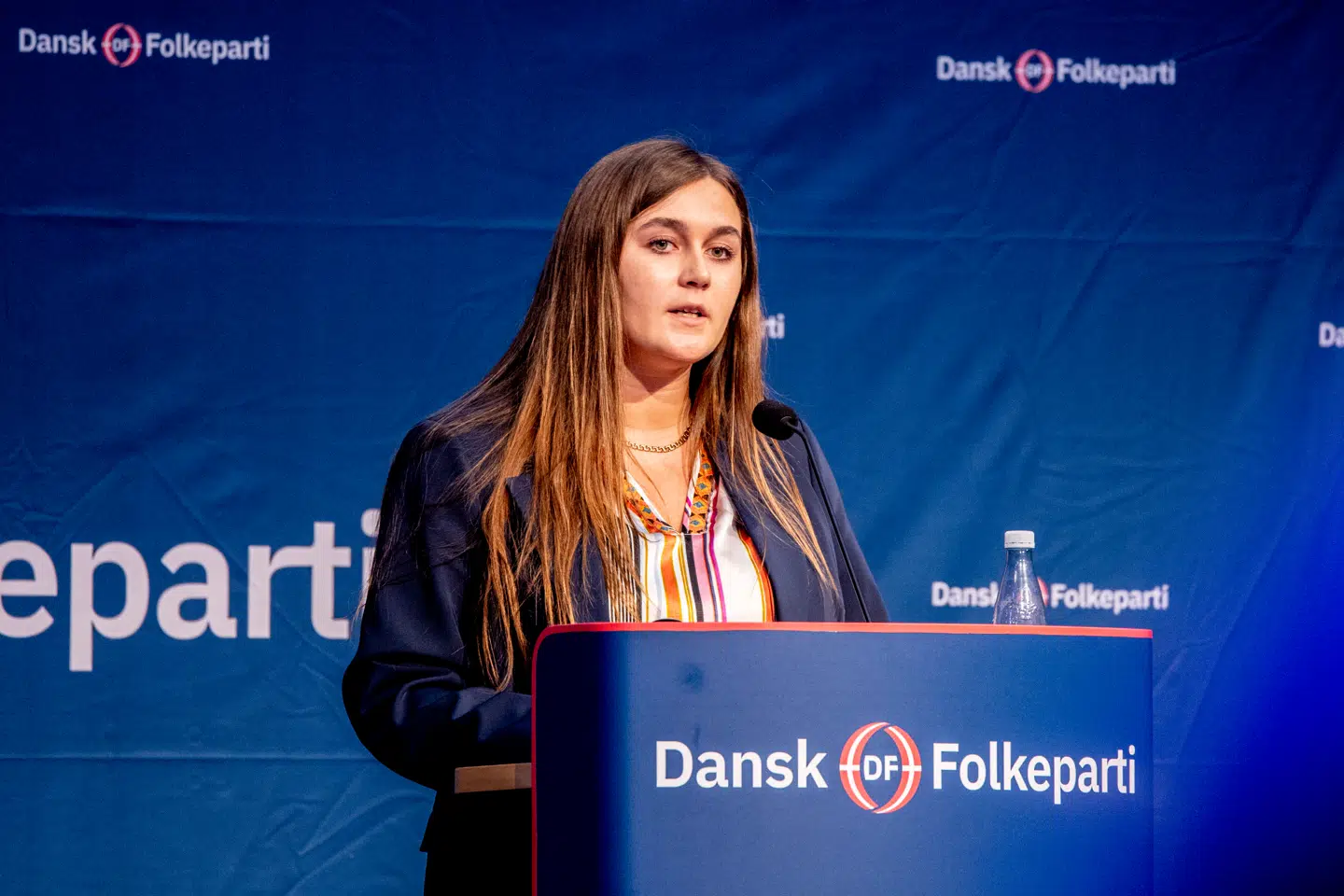 Signe Vedersø Keldorff fortæller til Berlingske, at hun sad i en bil, hvor der står Dansk Folkeparti og hendes navn. Derfor er hun ikke i tvivl om, at episoden var »politisk motiveret«.