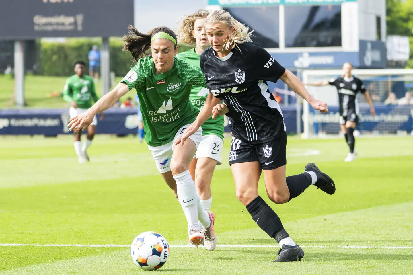 Fortuna Hjørrings Janelle Cordia og FC Nordsjællands Anna Walter kæmper om bolden i A-Ligaen. Onsdag kæmper de for europæisk succes. (Arkivfoto).
