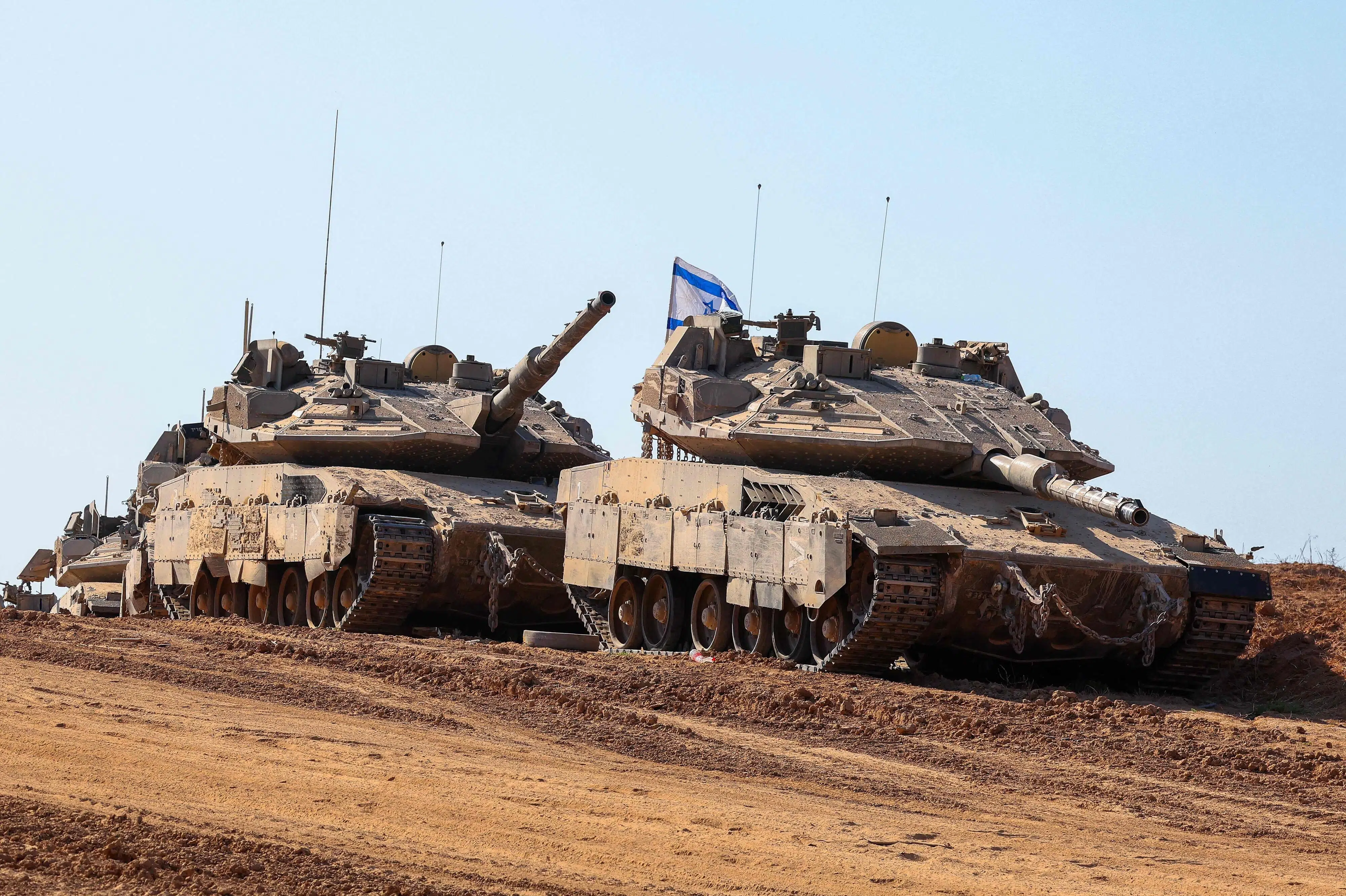 Israels militær affyrer skud mod flere personer bag grænse i Gaza