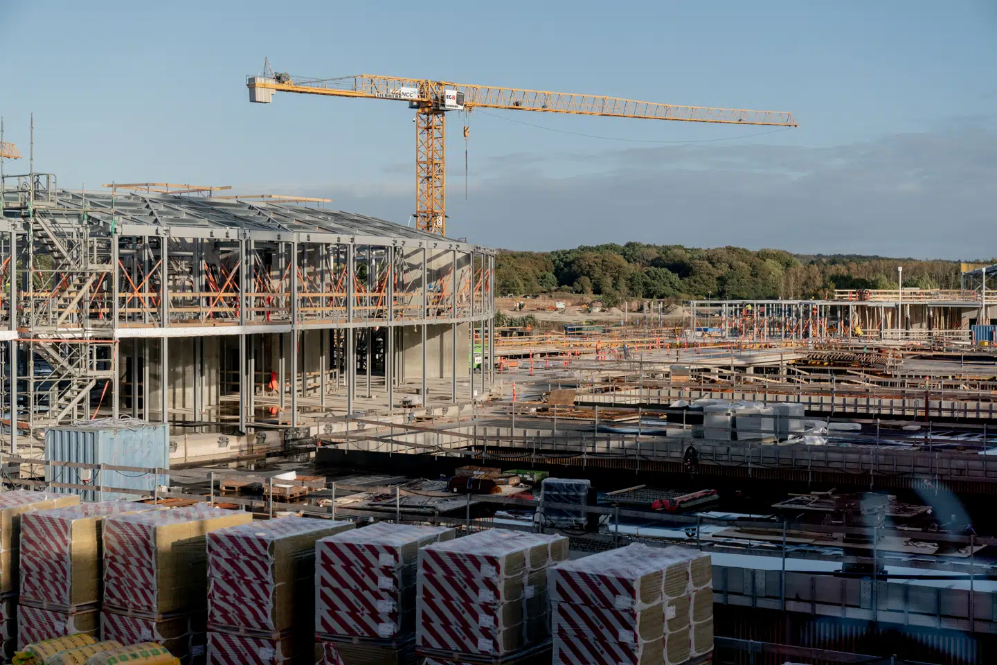 Et nyt »supersygehus« i Hillerød skal sikre patienter i Nordsjælland behandling af høj kvalitet i topmoderne rammer, men byggeriet trækker ud og bliver langt dyrere end planlagt. Det må ikke gentage sig, lyder det nu fra regeringen forud for nye, store byggeeventyr i regionerne.