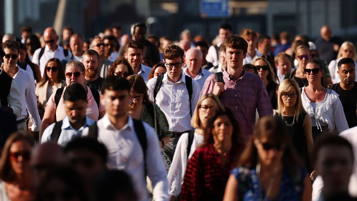 Arbejdsløsheden i Storbritannien fortsætter med at være rekordhøj.