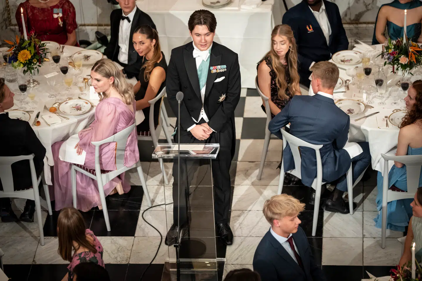 Daværende prins Christian holdt sågar tale til sin tv-transmitterede 18 års fødselsdag, hvor unge og indflydelsesrige danskere fra hele landet var inviteret til gallamiddag på Christiansborg Slot.