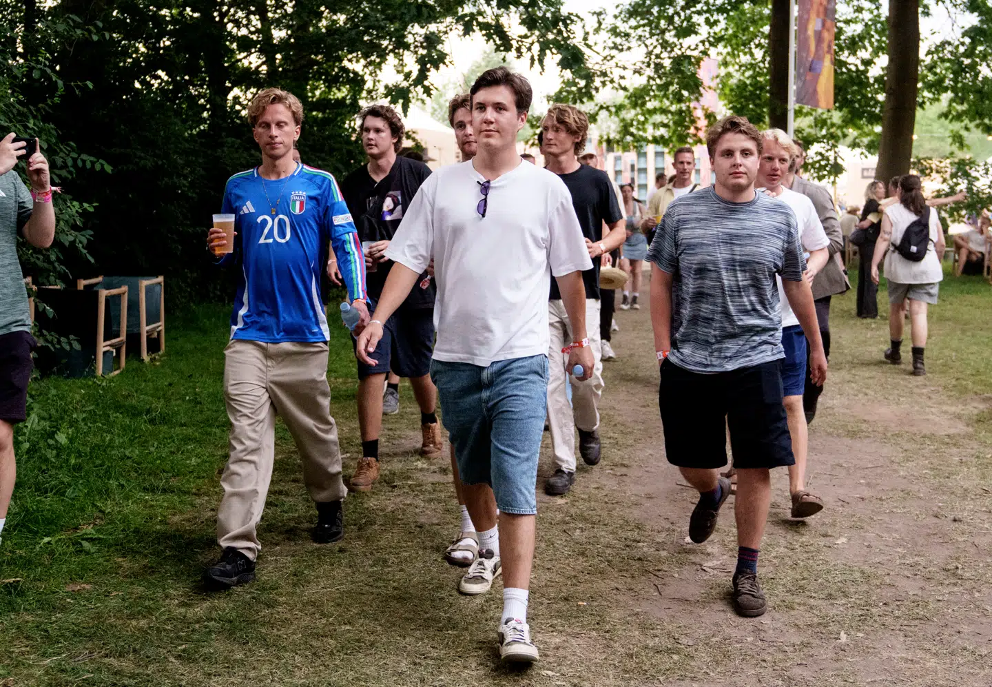 Kronprins Christian var blandt andet på Roskilde Festival i år, og generelt er den nu 20-årige tronfølger ofte blevet spottet i lignende festligt lag.