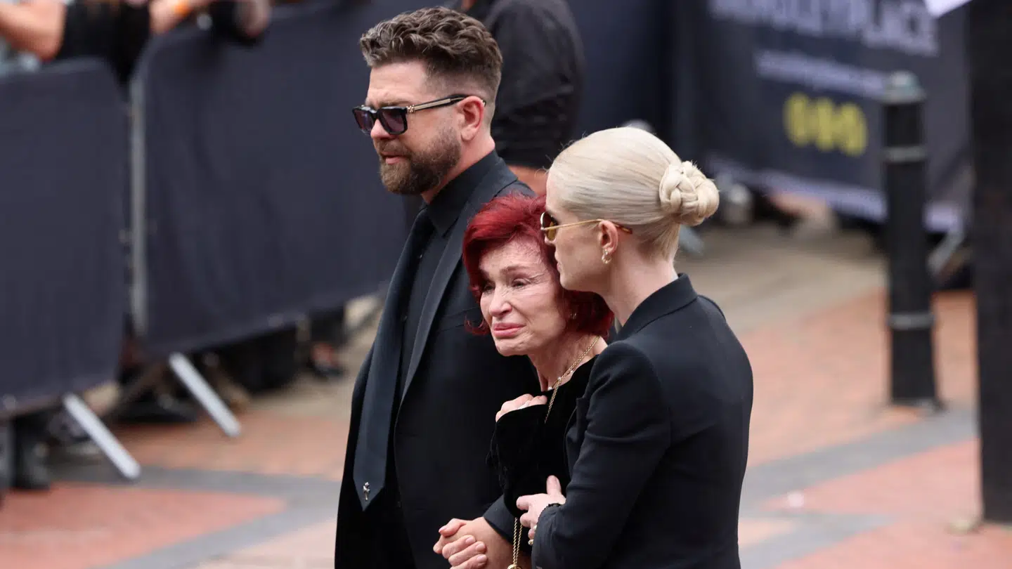 Sharon Osbourne med to af sine børn, Kelly og Jack, til begravelsen i slutningen af juli.