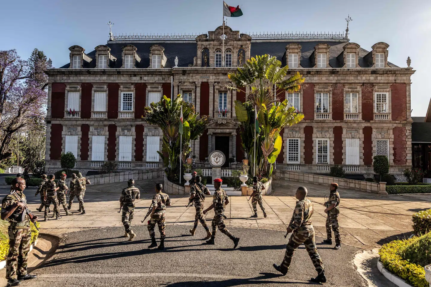 Medlemmer af Capsat militærenheden ved præsidentpaladset i Madagaskars hovedstad, Antananarivo.