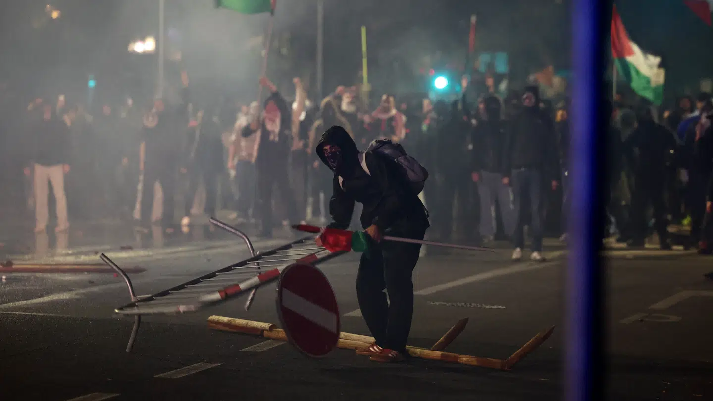 Politiet bruger efter sigende både vandkanoner og tåregas for at holde demonstranterne i skak.